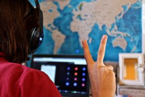 Cursos online para empresas: formación eficaz y rentable Profesionales de empresa formándose online en un programa corporativo de formación empresarial.