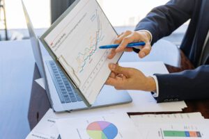 Profesional liderando un equipo con éxito tras formarse en liderazgo eficaz.