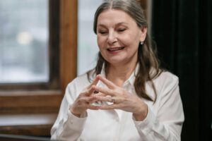 Responsable de formación revisando estrategias para implementar cursos online en su empresa.