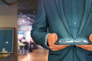 Habilidades comerciales clave en un entorno económico incierto Profesional de ventas analizando estrategias comerciales y oportunidades en un entorno económico cambiante.