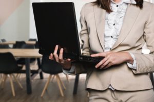 La venta consultiva: un enfoque centrado en el cliente Comercial asesorando a un cliente mediante un enfoque de venta consultiva y soluciones personalizadas.