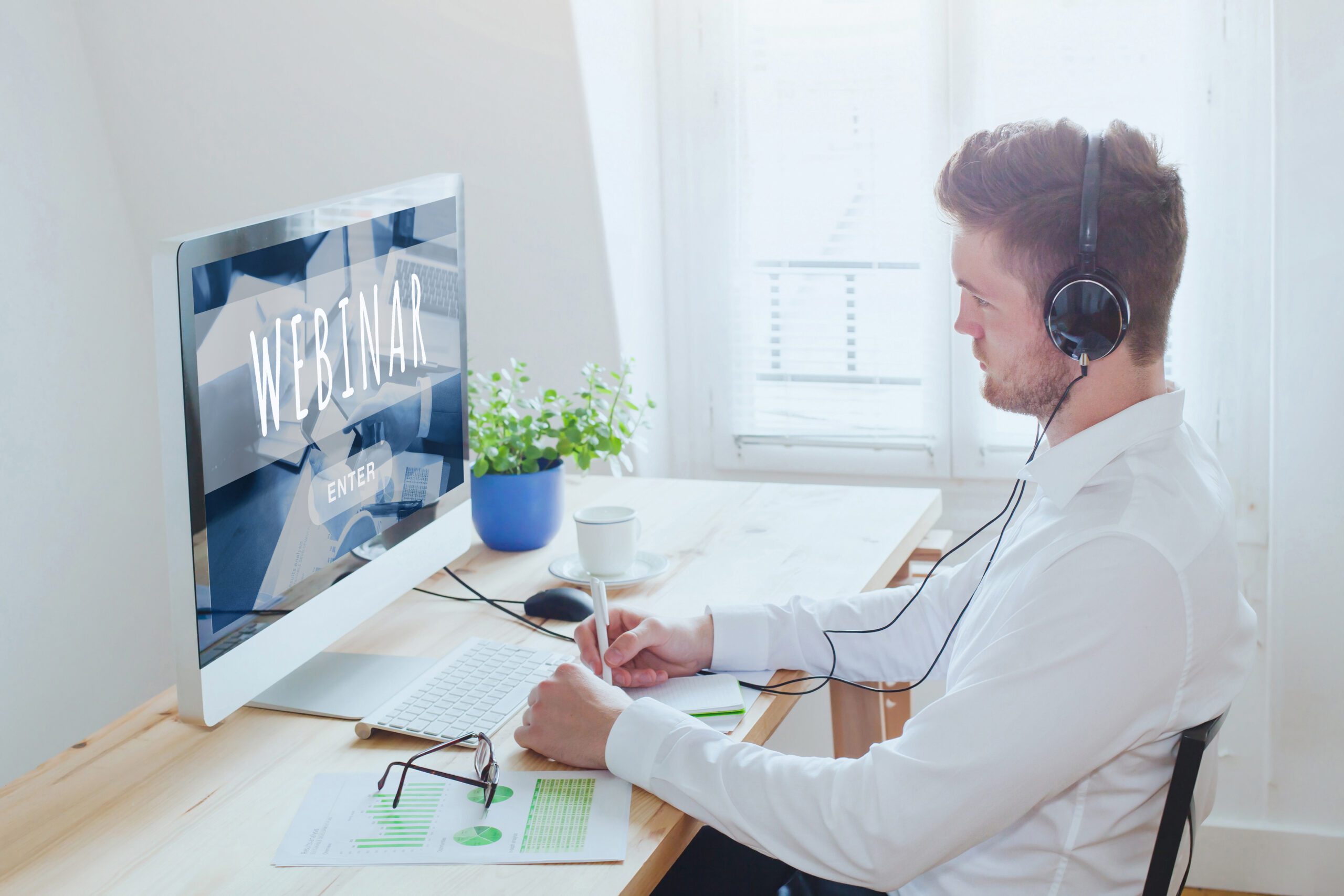 Equipo de empleados participando en cursos online corporativos con herramientas digitales modernas.