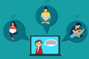 Equipo de empleados realizando un curso online personalizado dentro de una empresa moderna.