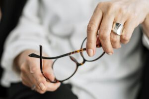 Líder empresarial guiando a su equipo con habilidades directivas modernas y visión estratégica.