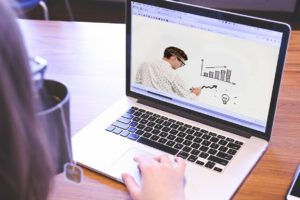 Profesional realizando formación online de reskilling y upskilling para mejorar su empleabilidad.