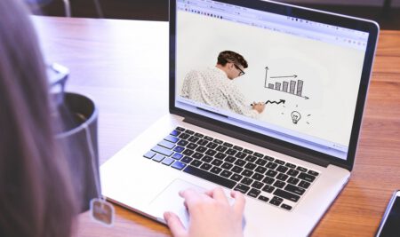 Reskilling y Upskilling online para impulsar tu carrera Reskilling y Upskilling online: Claves para no quedarte atrás en el mercado laboral