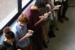 Profesional de ventas utilizando LinkedIn y redes sociales como herramienta de Social Selling.