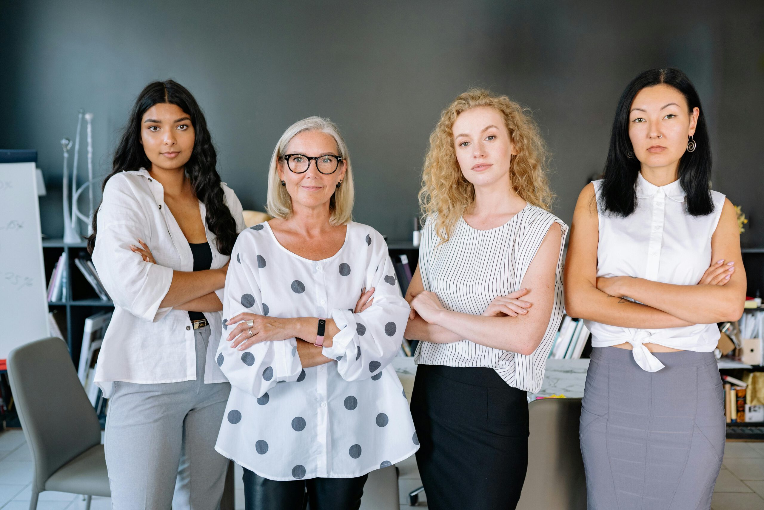 Mujer líder dirigiendo un equipo diverso en una reunión empresarial.