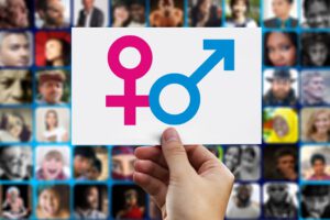 Sesgos inconscientes: cómo afectan a la igualdad en las empresas Equipo de trabajo en una empresa participando en una formación sobre sesgos inconscientes y diversidad.